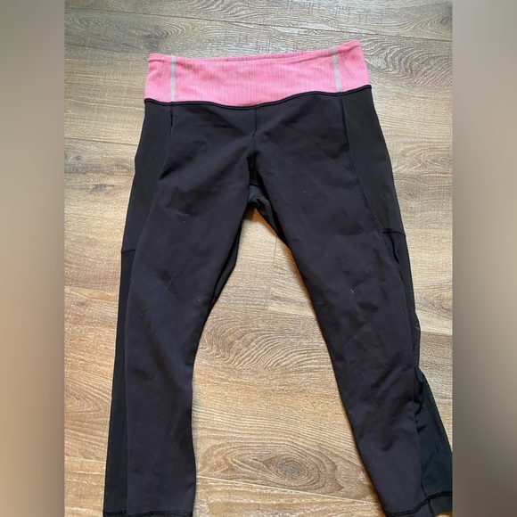 Lululemon size 6 capris. Mesh - Picture 2 of 4